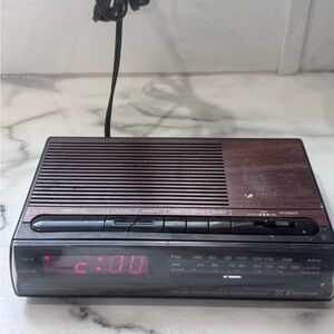 VINTAGE EMERSON CLOCK RADIO MODEL #RED5521. PARTS ONLY. HOUR BUTTON DOESN’T WORK